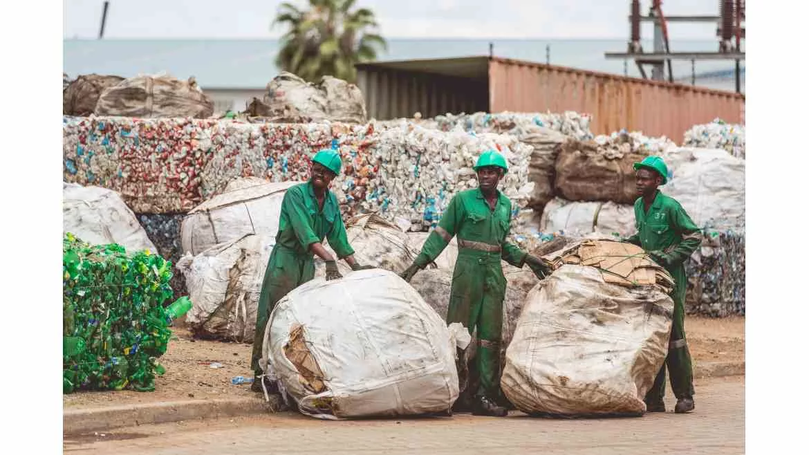 Mr. Green employees arrange sorted plastic at aggregation centres ready for processing_web.jpg