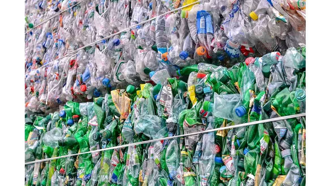 Plastic feedstock bales