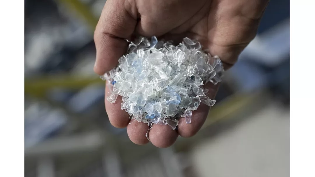 Plastic flakes