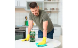 Image of person using multipurpose cleaner PINALEN at home.