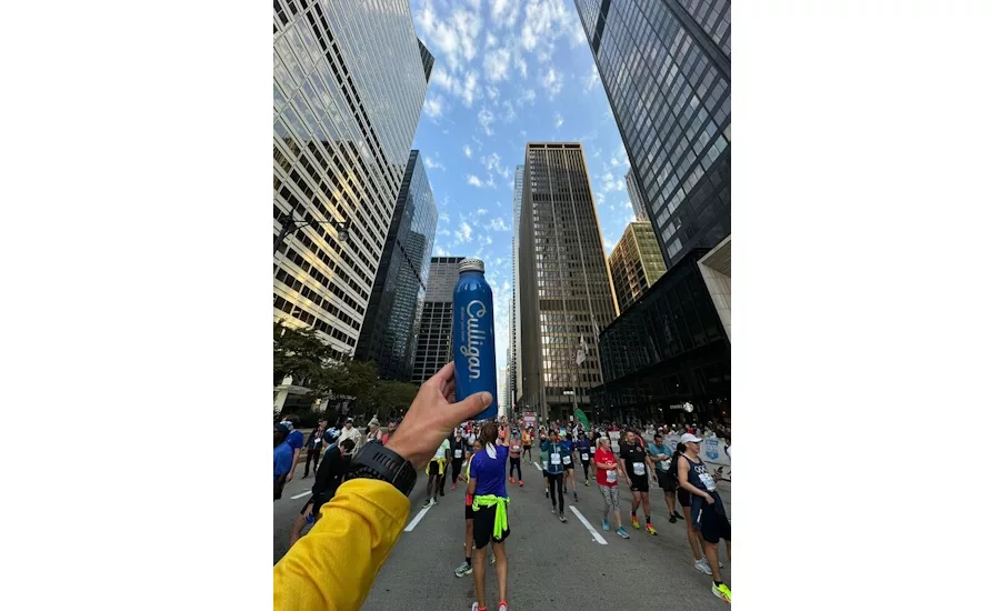 Chicago marathon participant holds their Culligan aluminum water bottle