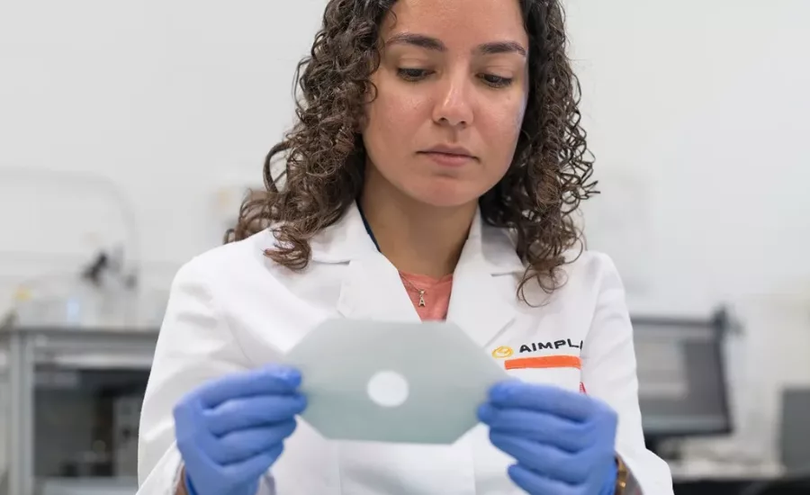 AIMPLAS-inspecting-bioplastics.png