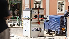 A TOMRA collection machine for reusable cups in Lisbon.