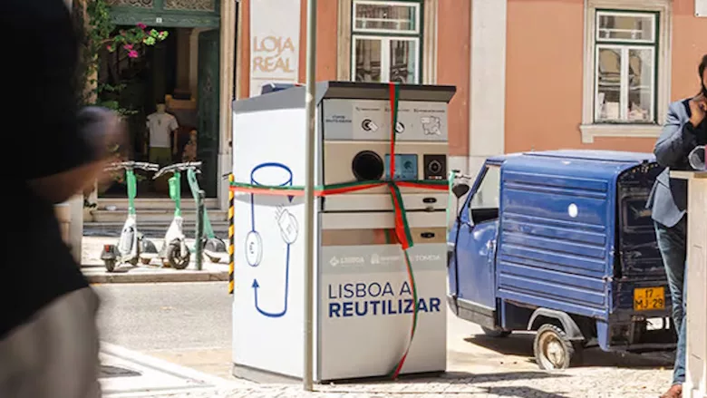 A TOMRA collection machine for reusable cups in Lisbon.
