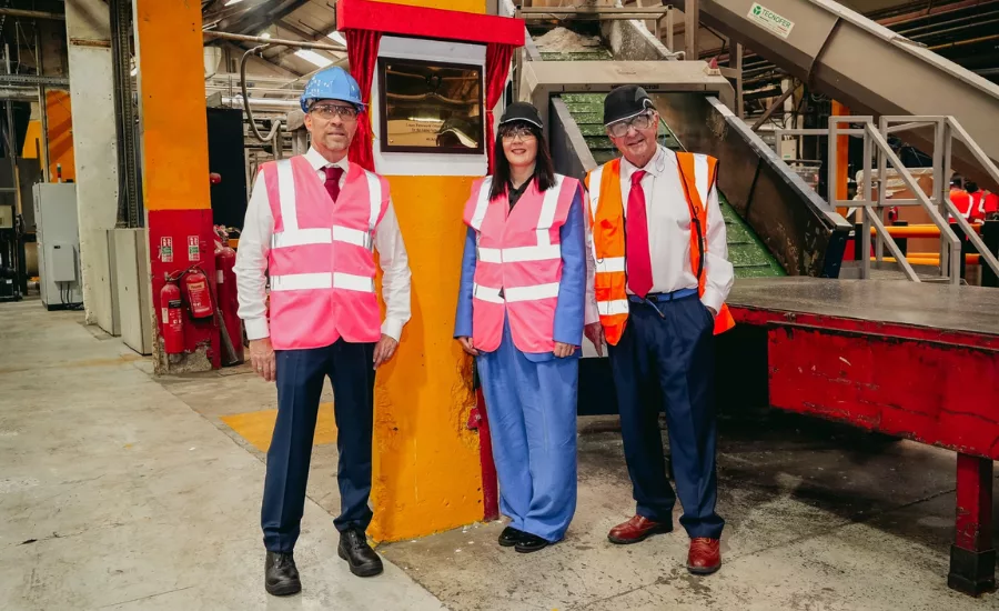 Officials-at-Amcor-facility-in-Heanor.png