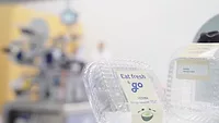 Image of clamshell pack featuring labeling applied using the HERMA 652C Top & Bottom Labeler.