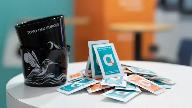 Image of sugar packets employing GIO-compliant inks on the outer package.