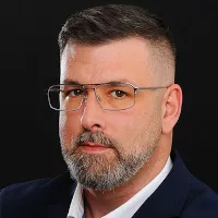 Stefan Welker 200x200 headshot on a black background