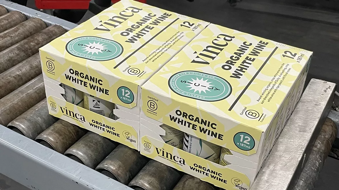 Kingsland’s canned wine in MM Packaging’s full enclosed multipack on a conveyor belt