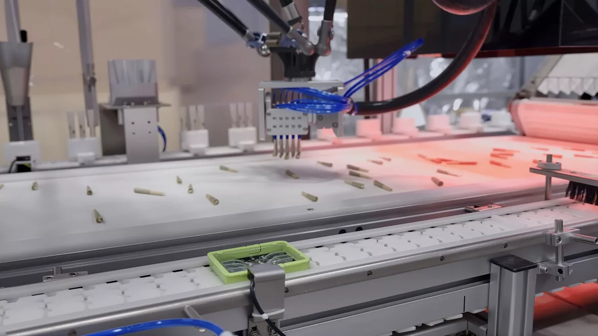 Image of the Spyder Pick and Place Joint Robot sorting pre-rolls.
