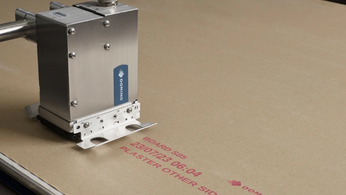Domino Cx150i marking a brown box